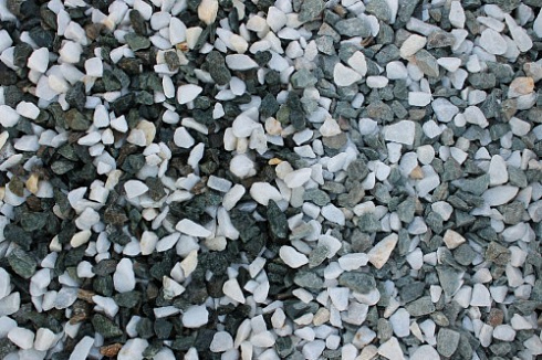 Kamenclub.ru: Мраморная крошка (щебень крошка микс: белый-зеленый) фр. 10-20 мм.  купить в Мариуполе мрамор белый, зеленый каменная ландшафтная декоративная крошка щебня 9500 руб/т   фото КАМЕНЬ КЛУБ
