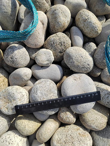 Kamenclub.ru: Галька речная окат (серо-белая) фр. 70-120 мм купить  в Мариуполе галька галечник бело-серая, серо-белая, серая, белая речная природная галька  8000 руб/т   фото КАМЕНЬ КЛУБ