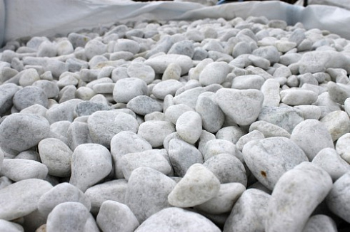 Kamenclub.ru: Мраморная крошка (щебень галтованный белый), фр.20-40 мм.  купить в Мариуполе мрамор белый бежевый молочный мраморный щебень декоративный 17000 руб/т   фото КАМЕНЬ КЛУБ