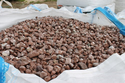 Kamenclub.ru: Мраморная крошка (щебень галтованный розовый) фр.10-20 мм.  купить в Мариуполе мрамор розовый, красный ландшафтный декоративный окатанный округлый щебень 15000 руб/т   фото КАМЕНЬ КЛУБ