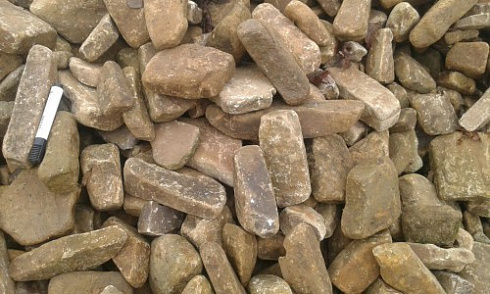 Kamenclub.ru: Песчаник для строительства и кладки блочный (фр 100-200 мм)  купить в Мариуполе песчаник бежевый серый рыжий валун мелкий для строительства песчаник 6500 руб/т   фото КАМЕНЬ КЛУБ