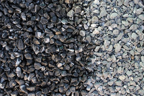 Kamenclub.ru: Щебень галтованный черный (мрамор) фр.10-20 мм.  купить в Мариуполе мрамор черный с белыми прожилками, черный, белый окатанный округлый ландшафтный декоративный щебень 15000 руб/т   фото КАМЕНЬ КЛУБ