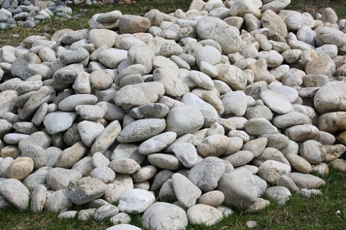 Kamenclub.ru: Бело-серый валунчик фр.100-300 мм.  купить в Мариуполе крупный камень для ландшафта серый, белый бело-серый валун крупная галька 4500 руб/т   фото КАМЕНЬ КЛУБ