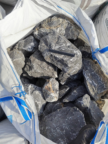 Kamenclub.ru: Черный мрамор скальник фр. 100-500 мм.  купить в Мариуполе мрамор черный белый серый крупный колотый валун ландшафтный 8500 руб/т   фото КАМЕНЬ КЛУБ