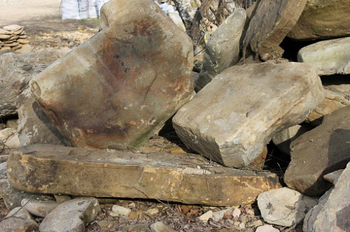 Kamenclub.ru: Песчаник плиты - плахи - пошаговые дорожки (фр. 70-150 мм)  купить в Мариуполе песчаник серый бежевый желтый зеленый колотый песчаник строительный 6500 руб/т   фото КАМЕНЬ КЛУБ