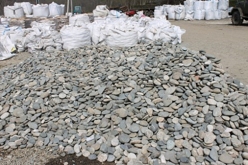 Kamenclub.ru: Галька речная плоская (ассорти) фр. 70-150 мм. купить  в Мариуполе галька галечник серый белый темно-серый синий светло-серый плоская природная галька  9000 руб/т   фото КАМЕНЬ КЛУБ