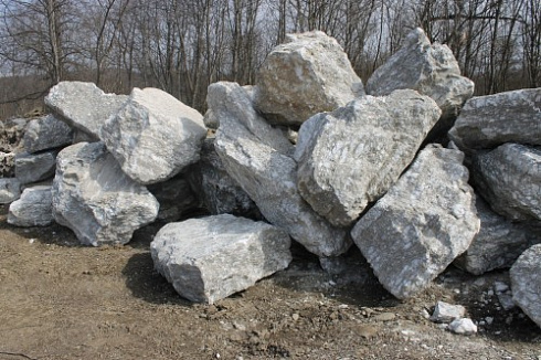 Kamenclub.ru: Мраморизированный известняк фр.500-1500 мм.  купить в Мариуполе    10000 руб/т   фото КАМЕНЬ КЛУБ