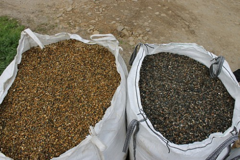 Kamenclub.ru: Галька окат (серо-желтая) фр.10-20 мм. купить  в Мариуполе галька серо-желтая, рыжая, серый речная окатанная округлая галька 5000 руб/т   фото КАМЕНЬ КЛУБ