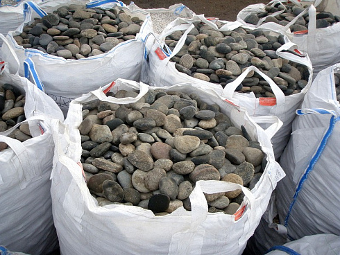 Kamenclub.ru: Галька речная плоская (ассорти) фр. 100-200-300 мм. купить  в Мариуполе галька плоская разноцветная серый белый темно-серый синий речная галька ландшафтная 8000 руб/т   фото КАМЕНЬ КЛУБ