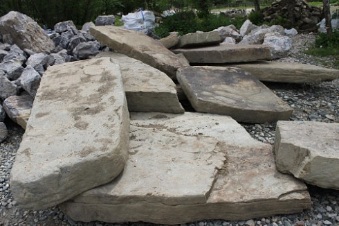 Kamenclub.ru: Песчаник плиты - плахи - пошаговые дорожки (фр. 70-150 мм)  купить в Мариуполе песчаник серый бежевый желтый зеленый колотый песчаник строительный 6500 руб/т   фото КАМЕНЬ КЛУБ