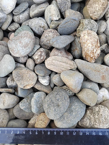 Kamenclub.ru: Галька речная окат (пестрая) фр. 20-40 мм. купить  в Мариуполе галька речная пестрая, серая, серые оттенки галька речная окатанная округлая 5000 руб/т   фото КАМЕНЬ КЛУБ