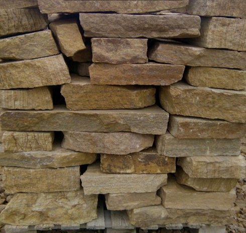 Kamenclub.ru: Песчаник пластушка желтый с рисунком (7-15 см)  купить в Мариуполе плитняк - пластушка - бут желтый песчаник 10200 руб/м3   фото КАМЕНЬ КЛУБ