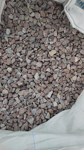 Kamenclub.ru: Мраморная крошка (щебень галтованный розовый) фр.20-40 мм.  купить в Мариуполе мрамор розовый, красный оголтованный округлый щебень  15000 руб/т   фото КАМЕНЬ КЛУБ