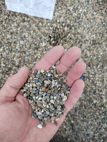 Kamenclub.ru: Галька речная окат (серая) фр.3-5 мм купить  в Мариуполе галька речная серая бежевый темно-серый окатанный речной камень округлый 9500 руб/т   фото КАМЕНЬ КЛУБ