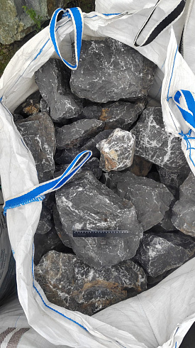 Kamenclub.ru: Черный мрамор скальник фр. 100-500 мм.  купить в Мариуполе мрамор черный белый серый крупный колотый валун ландшафтный 8500 руб/т   фото КАМЕНЬ КЛУБ