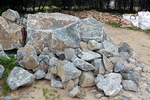 Kamenclub.ru: Гранит скальник (серо-зеленый) фр. 500-1500 мм.  купить в Мариуполе гранит мрамор  серый зеленый темно-серый глыба скальная колотая ландшафтная 7 500 руб/т   фото КАМЕНЬ КЛУБ