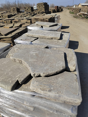 Kamenclub.ru: Песчаник пластушка галтованная светло-серая (3,0 см)  купить в Мариуполе песчаник светло-серый, серый ландшафтный камень рваный колотый 21000 руб/м3   фото КАМЕНЬ КЛУБ