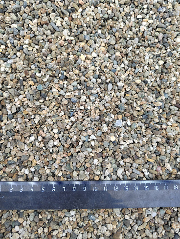 Kamenclub.ru: Галька речная окат (серая) фр.3-5 мм купить  в Мариуполе галька речная серая бежевый темно-серый окатанный речной камень округлый 9500 руб/т   фото КАМЕНЬ КЛУБ