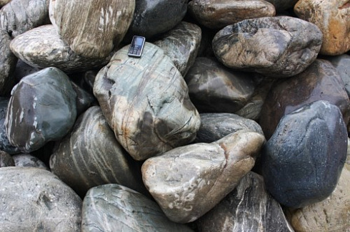 Kamenclub.ru: Речной валун Кабанчик фр.300-500 мм.  купить в Мариуполе крупный природный камень галька серый, темно-серый речной валун галечник масштабный 7000 руб/т   фото КАМЕНЬ КЛУБ