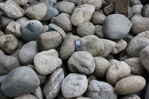 Kamenclub.ru: Темно-серый валунчик фр.100-300 мм.  купить в Мариуполе крупный природный камень серый, темно-серый, светло-серый речная галька большого размера окатанная 4500 руб/т   фото КАМЕНЬ КЛУБ