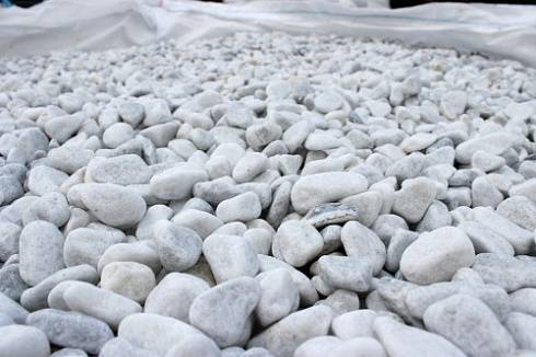 Kamenclub.ru: Мраморная крошка (щебень галтованный белый) фр.10-20 мм.  купить в Мариуполе мрамор белый, молочный, айвори окатанный округлый декоративный ландшафтный щебень 17000 руб/т   фото КАМЕНЬ КЛУБ