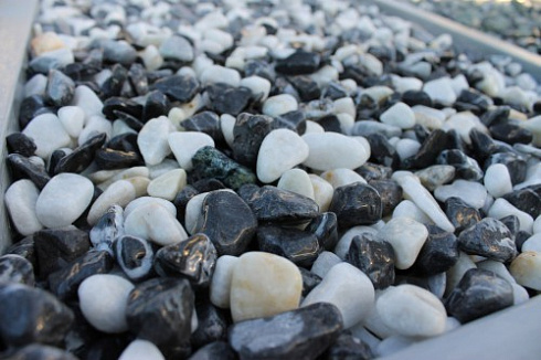 Kamenclub.ru: Мраморная крошка (щебень галтованный микс:белый-черный) фр.10-20 мм.  купить в Мариуполе мрамор белый, черный окатанные округлые декоративные ландшафтные камни щебня 15500 руб/т   фото КАМЕНЬ КЛУБ