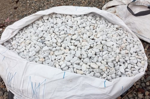 Kamenclub.ru: Мраморная крошка (щебень галтованный белый), фр.20-40 мм.  купить в Мариуполе мрамор белый бежевый молочный мраморный щебень декоративный 17000 руб/т   фото КАМЕНЬ КЛУБ