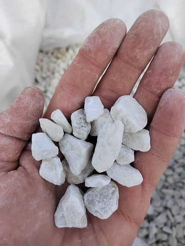 Kamenclub.ru: Мраморная крошка, щебень, цвет-белый, фр. 10-20 мм.  купить в Мариуполе мрамор белый, молочный айвори каменная ландшафтная декоративная крошка шебня 12000 руб/т   фото КАМЕНЬ КЛУБ