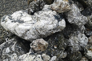 Kamenclub.ru: Черный гранит - кварцит фр. 500-1000 мм.  купить в Мариуполе гранит кварцит черный серый белый скальный колотый валун 9750 руб/т   фото КАМЕНЬ КЛУБ