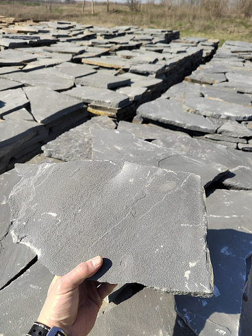 Kamenclub.ru: Песчаник пластушка светло-серый (2,0 см)  купить в Мариуполе плитняк- ластушка светло-серый, серый рваный ландшафтный плитняк колотый 13800 руб/м3   фото КАМЕНЬ КЛУБ