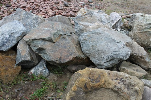 Kamenclub.ru: Змеевик скальник фр. 500-1500 мм.  купить в Мариуполе змеевик зеленый серый черный глыба скальная колотая 7500 руб/т   фото КАМЕНЬ КЛУБ