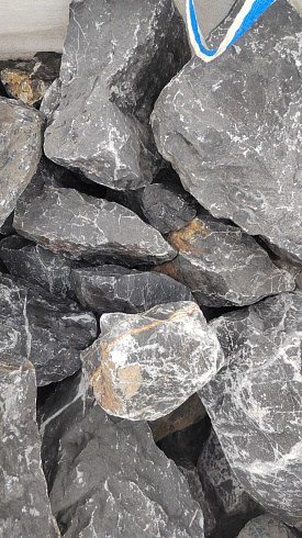 Kamenclub.ru: Черный мрамор скальник фр. 100-500 мм.  купить в Мариуполе мрамор черный белый серый крупный колотый валун ландшафтный 8500 руб/т   фото КАМЕНЬ КЛУБ