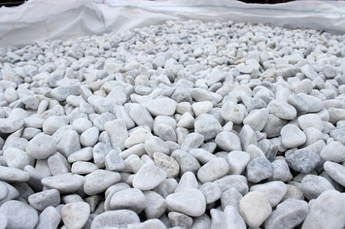 Kamenclub.ru: Мраморная крошка (щебень галтованный белый) фр.10-20 мм.  купить в Мариуполе мрамор белый, молочный, айвори окатанный округлый декоративный ландшафтный щебень 17000 руб/т   фото КАМЕНЬ КЛУБ