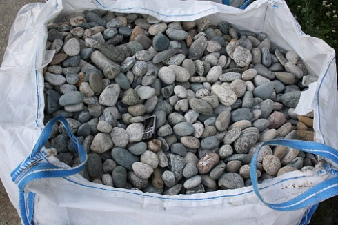 Kamenclub.ru: Галька речная окат (ассорти) фр. 50-100 мм. купить  в Мариуполе галька природная округлая серая белая черная серая коричневая синяя галька речная окатанная округлая 6200 руб/т   фото КАМЕНЬ КЛУБ
