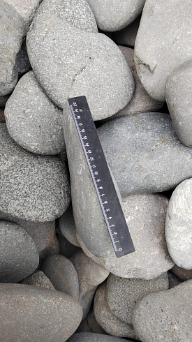 Kamenclub.ru: Галька речная плоская (темно-серая) фр. 70-150 мм. купить  в Мариуполе галечник природный темно-серый серый синий речная плоская природная окатанная  9000 руб/т   фото КАМЕНЬ КЛУБ