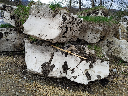 Kamenclub.ru: Выветренный известняк (степной) фр. 500-1500 мм.  купить в Мариуполе    10000 руб/т   фото КАМЕНЬ КЛУБ