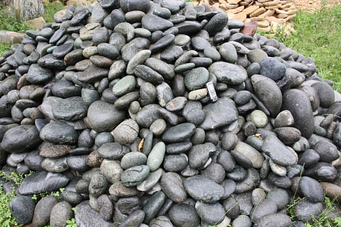 Kamenclub.ru: Темно-серый валунчик фр.100-300 мм.  купить в Мариуполе крупный природный камень серый, темно-серый, светло-серый речная галька большого размера окатанная 4500 руб/т   фото КАМЕНЬ КЛУБ