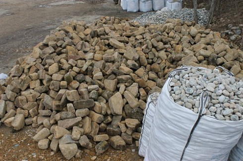 Kamenclub.ru: Песчаник для строительства и кладки блочный (фр 100-200 мм)  купить в Мариуполе песчаник бежевый серый рыжий валун мелкий для строительства песчаник 6500 руб/т   фото КАМЕНЬ КЛУБ