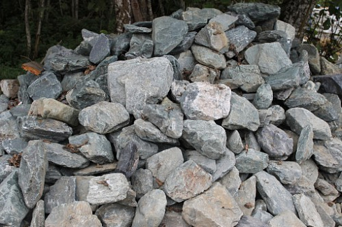 Kamenclub.ru: Гранит скальник (серо-зеленый) фр. 100-500 мм.  купить в Мариуполе гранит зеленый, серый, салатовый крупный ландшафтный валун 6 000 руб/т   фото КАМЕНЬ КЛУБ