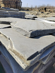 Kamenclub.ru: Песчаник пластушка галтованная светло-серая (3,0 см)  купить в Мариуполе песчаник светло-серый, серый ландшафтный камень рваный колотый 21000 руб/м3   фото КАМЕНЬ КЛУБ