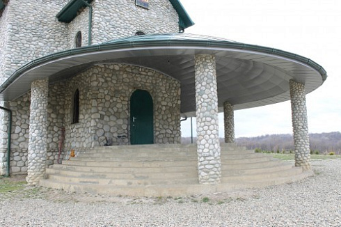 Kamenclub.ru: Галька речная плоская (бело-серая) фр. 100-200-300 мм. купить  в Мариуполе галька речная плоская серый, белый, бело-серый, серо-белый речная галька плоская  9000 руб/т   фото КАМЕНЬ КЛУБ