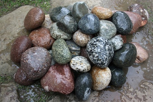 Kamenclub.ru: Галька окат (цветная картошка) фр. 50-100 мм. купить  в Мариуполе галька природная окатанная серый белый цветной синий темно-серый коричневый округлый галечник окатанный 6800 руб/т   фото КАМЕНЬ КЛУБ