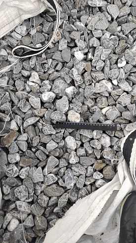 Kamenclub.ru: Щебень галтованный черный (мрамор) фр.40-70 мм.  купить в Мариуполе мрамор черный с белыми прожилками, черный, белый щебень галтованный округлый 13500 руб/т   фото КАМЕНЬ КЛУБ