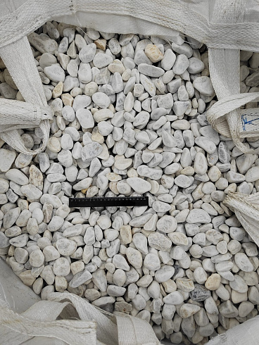 Kamenclub.ru: Мраморная крошка (щебень галтованный белый) фр.40-70 мм.  купить в Мариуполе мрамор белый молочный айвори окатанный округлый природный камень 17000 руб/т   фото КАМЕНЬ КЛУБ