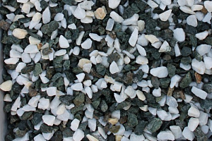 Kamenclub.ru: Мраморная крошка (щебень крошка микс: белый-зеленый) фр. 10-20 мм.  купить в Мариуполе мрамор белый, зеленый каменная ландшафтная декоративная крошка щебня 9500 руб/т   фото КАМЕНЬ КЛУБ