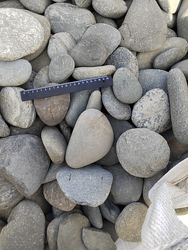 Kamenclub.ru: Галька речная плоская (серо-белая) фр. 70-120 мм. купить  в Мариуполе галька галечник речной серый, белый окатанная плоская  природная галька 9000 руб/т   фото КАМЕНЬ КЛУБ