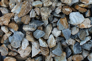 Kamenclub.ru: Мраморная крошка (щебень крошка медовый) фр. 20-40 мм.  купить в Мариуполе мрамор бежевый рыжий желтый ландшафтная мраморная крошка 12000 руб/т   фото КАМЕНЬ КЛУБ