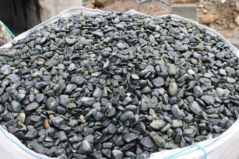 Kamenclub.ru: Щебень галтованный зеленый (змеевик) фр. 20-40 мм.  купить в Мариуполе мрамор зеленый, салатовый оголтованный щебень мраморный 12500 руб/т   фото КАМЕНЬ КЛУБ