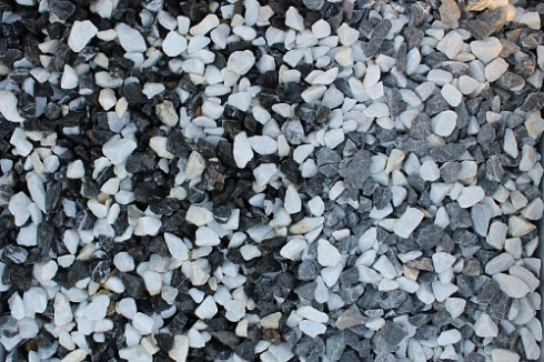 Kamenclub.ru: Мраморная крошка (щебень крошка микс : черный-белый) фр. 10-20 мм.  купить в Мариуполе мрамор белый, черный каменная декоративная крошка ландшафтная 12000 руб/т   фото КАМЕНЬ КЛУБ