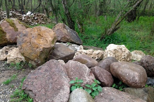 Kamenclub.ru: Конгломераты фр. 300-1000 мм.  купить в Мариуполе кварц мрамор диабаз коричневый, серый зеленоватый речной валун крупный 6500 руб/т   фото КАМЕНЬ КЛУБ